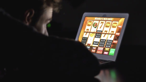 Weekly cashback summary and tier progression display on shiro4d